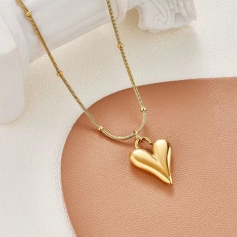 Delikatny łańcuszek z serduszkiem ze stali